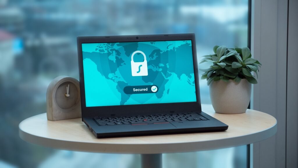 pexels-dan-nelson-1667453-4973899-1024x577 Como proteger o computador em 2026/2027:Guia prático contra golpes, malware e roubo de contas