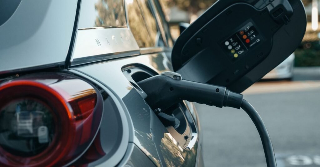 pexels-kindelmedia-9800009_1200x628-1024x536 Baterias de Carros Elétricos e Carregadores Ultrarrápidos: as Tecnologias que Vão Mudar Tudo em 2026/2027