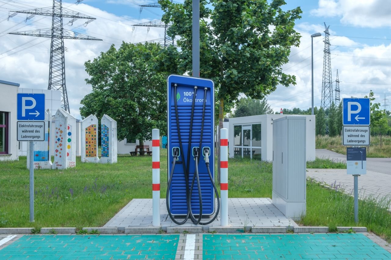 carregador-publico-para-veiculos-eletricos Elétricos na Europa em setembro de 2026: Portugal perto de metade do mercado, Tesla e BYD a disparar