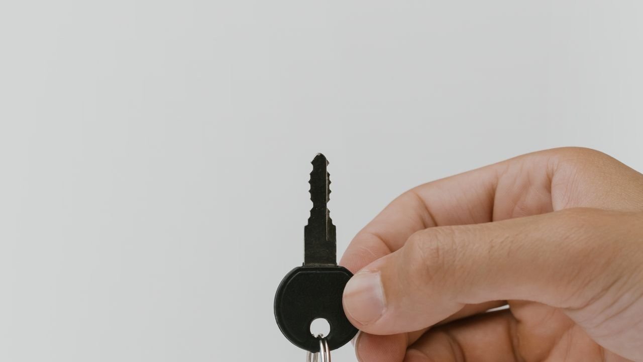chave-de-seguranca-usb-autenticacao-16x9-1 Autenticação em dois fatores e passkeys: o que são e como ativar em 2026