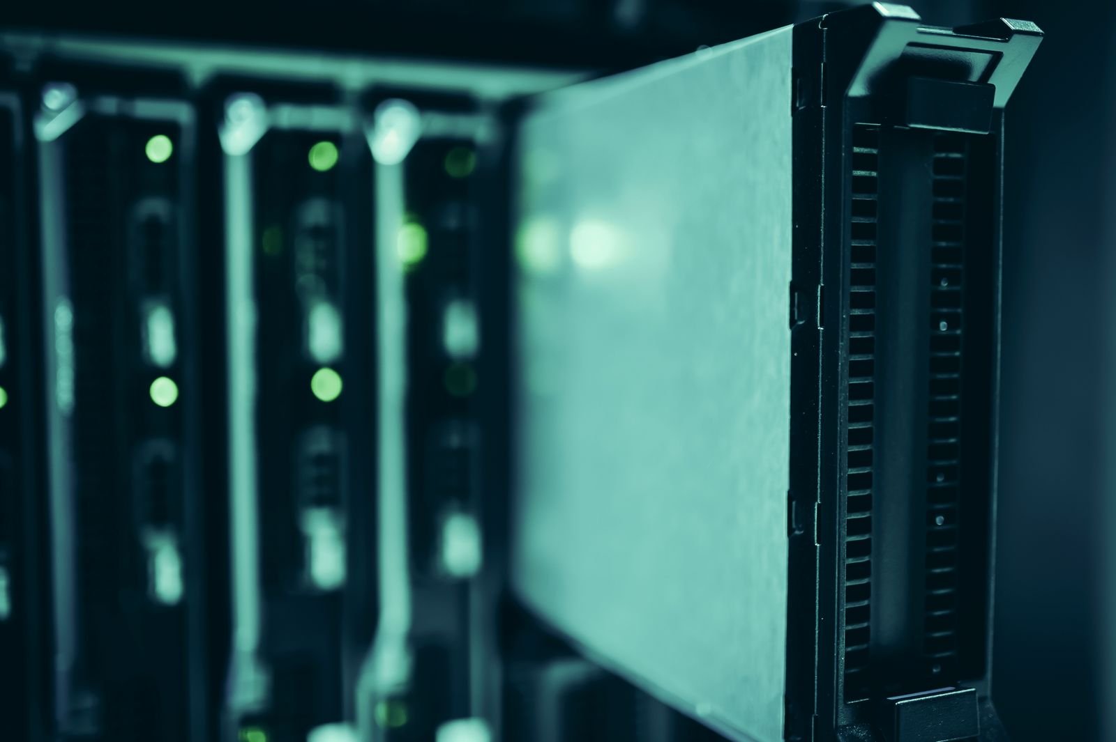 data-center-racks-ia-arrefecimento NVIDIA Vera Rubin: o computador de IA «sem cabos» que se monta em menos de 5 minutos