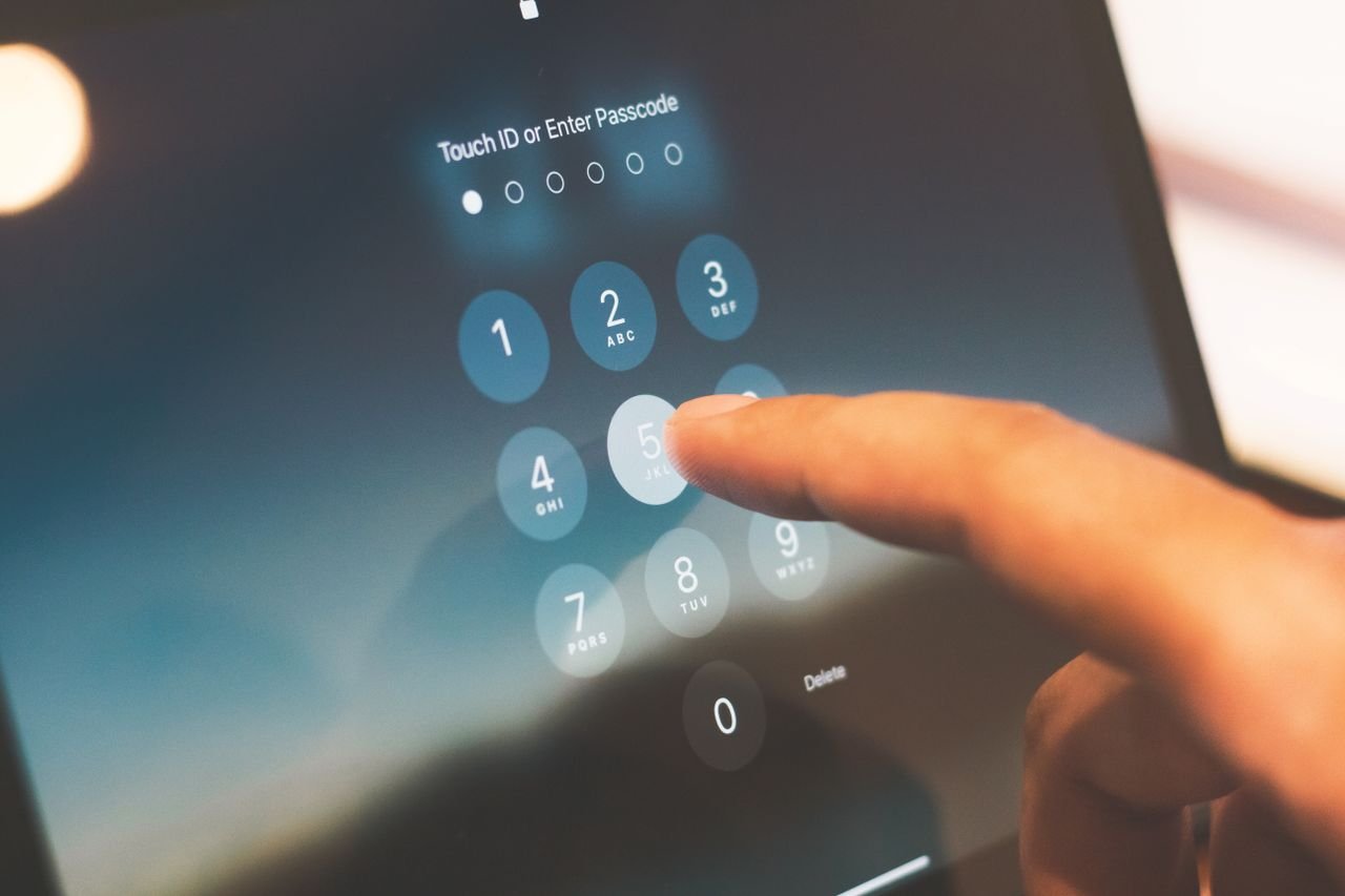 dedo-a-tocar-ecra-codigo-acesso Autenticação em dois fatores e passkeys: o que são e como ativar em 2026
