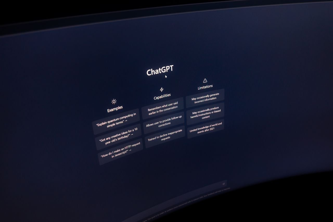 ecra-de-boas-vindas-de-chatbot-no-computador Como escrever bons prompts: guia prático para qualquer IA (com modelos prontos)