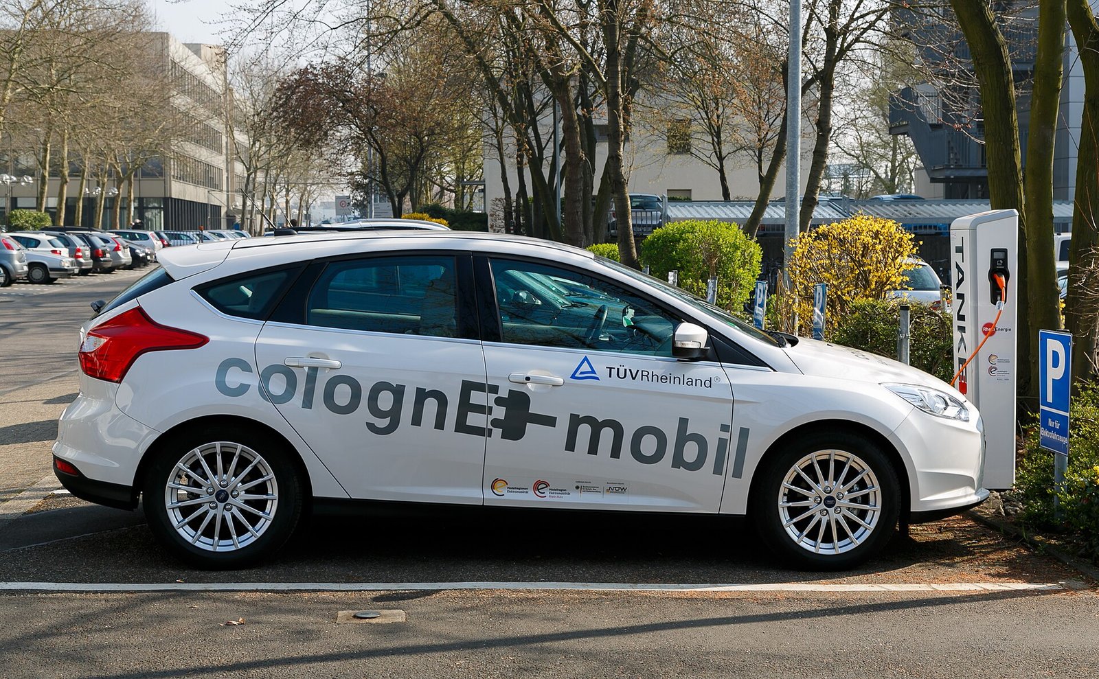 eletricos-2026-carregamento Carros Elétricos em 2026: Marcas, Autonomia, Preços e Porque Compensam Mais do que um Carro a Combustão