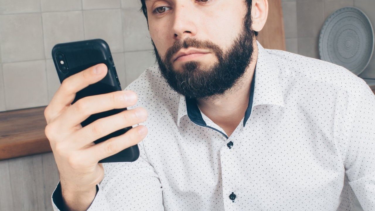 homem-frustrado-a-ver-o-telemovel-16x9-1 Burlas por WhatsApp e SMS: como reconhecer e o que fazer se caíres num golpe