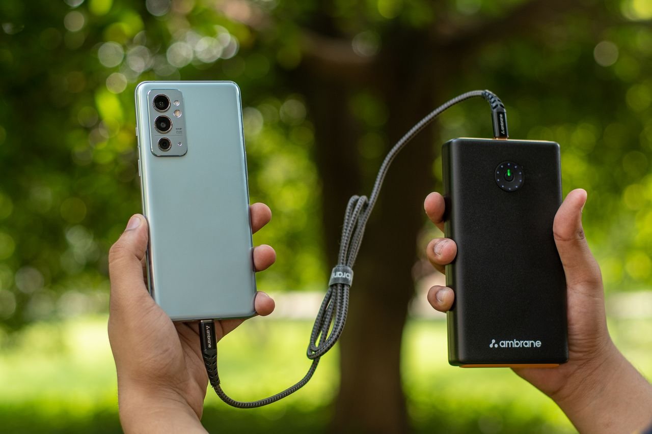 maos-a-segurar-telemovel-e-bateria-externa Como poupar bateria no Android e no iPhone: ajustes que realmente funcionam