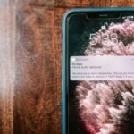 Mensagem de alerta no ecrã de um telemóvel, exemplo de aviso suspeito