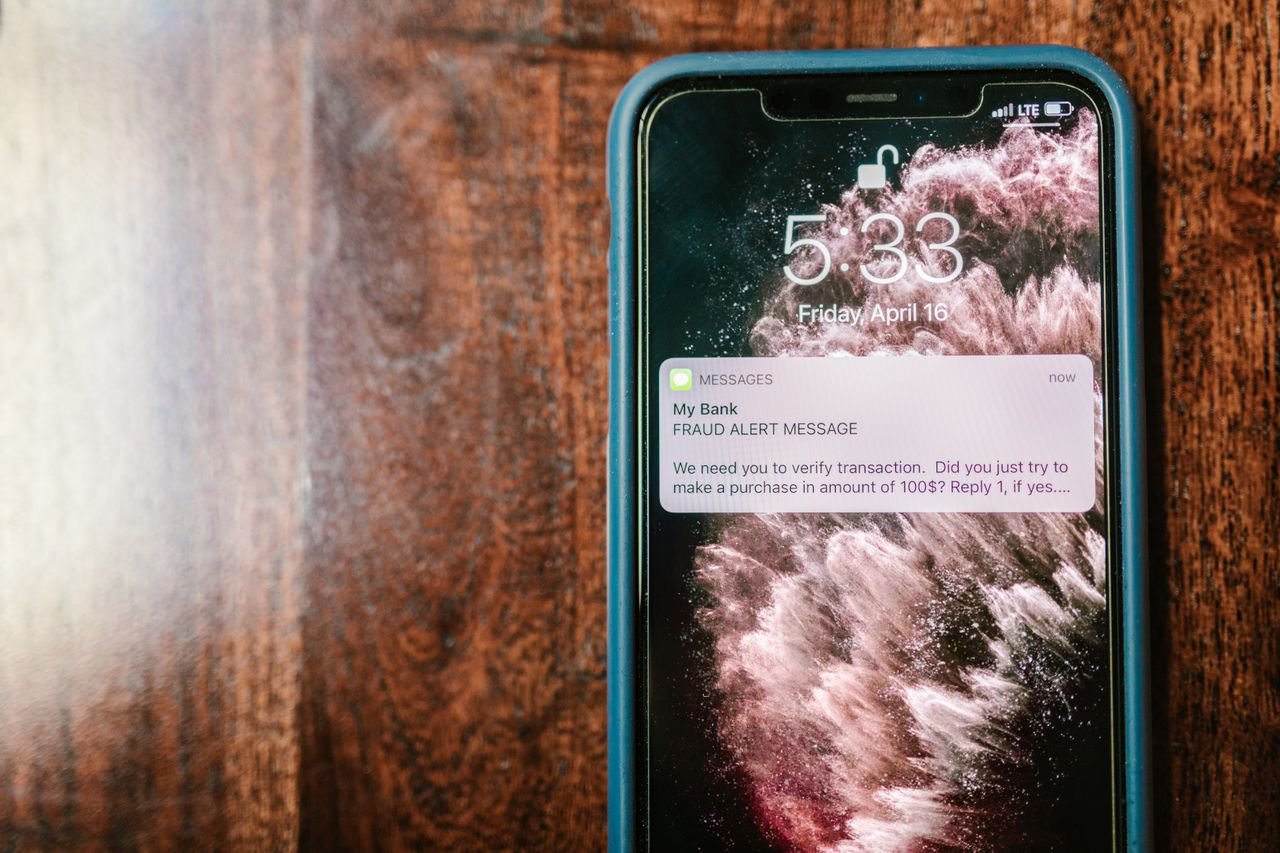 Mensagem de alerta no ecrã de um telemóvel, exemplo de aviso suspeito
