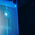 Rack de servidores com iluminação azul num data center, imagem ilustrativa de infraestrutura de IA
