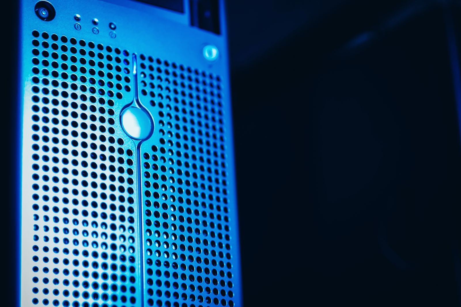 Rack de servidores com iluminação azul num data center, imagem ilustrativa de infraestrutura de IA