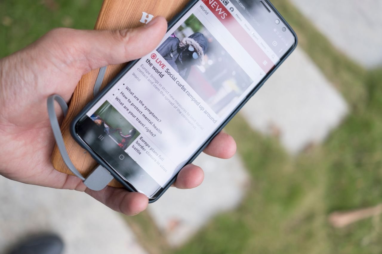 pessoa-a-segurar-smartphone-android Como poupar bateria no Android e no iPhone: ajustes que realmente funcionam