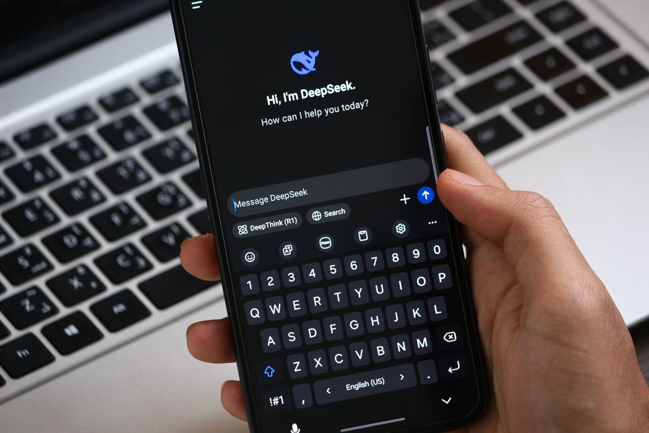 pessoa-a-segurar-telemovel-com-chat-de-ia Como escrever bons prompts: guia prático para qualquer IA (com modelos prontos)