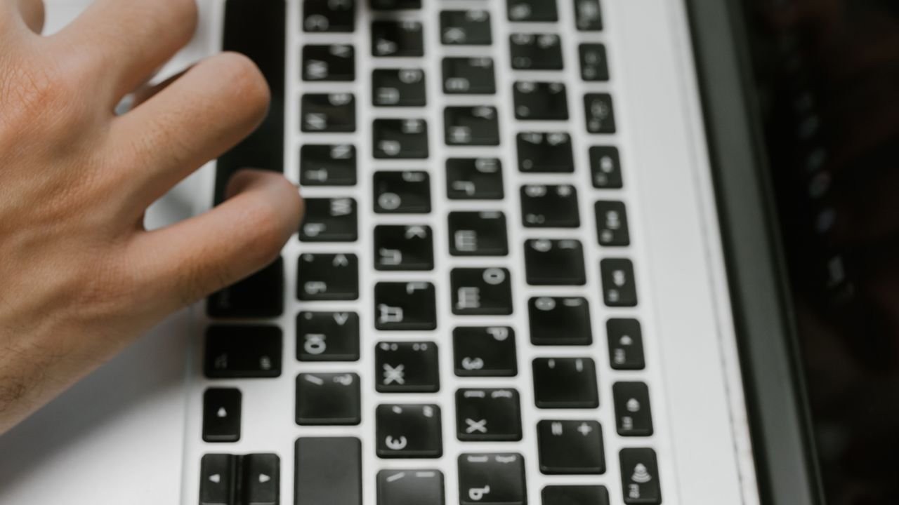 pessoa-a-usar-portatil-plano-aproximado-16x9-1 Como libertar espaço no Windows 11, passo a passo (sem apagar o que importa)