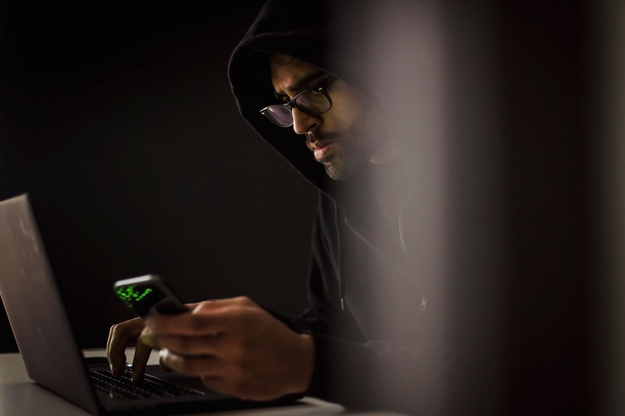 pirata-informatico-no-escuro-com-portatil Burlas por WhatsApp e SMS: como reconhecer e o que fazer se caíres num golpe