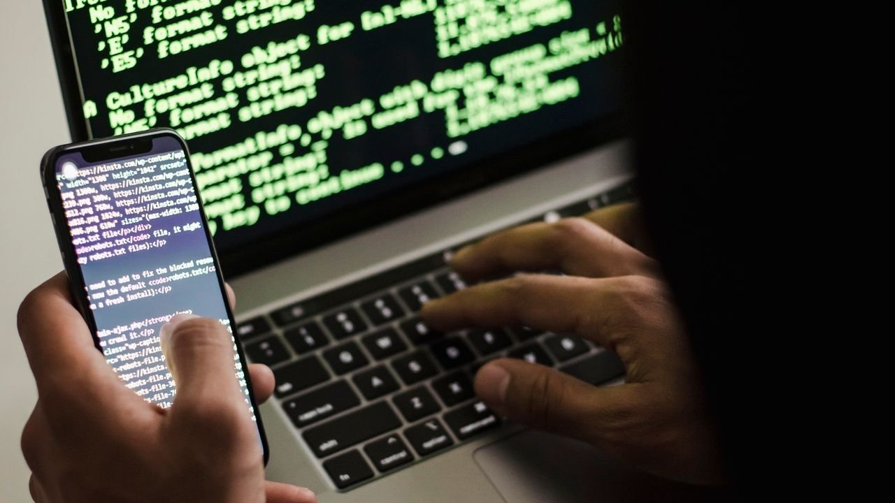 pirata-informatico-telemovel-portatil-16x9-1 Autenticação em dois fatores e passkeys: o que são e como ativar em 2026