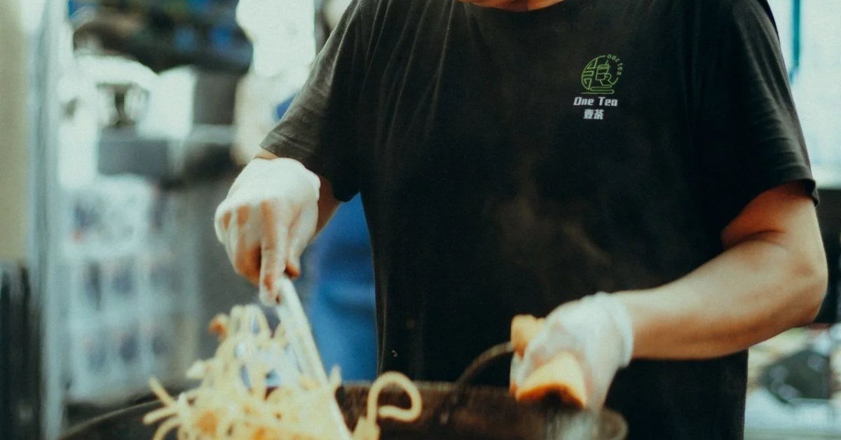 robo-culinaria-b1713 Robôs na culinária: marcas, preços e onde já cozinham e servem em restaurantes (2026)