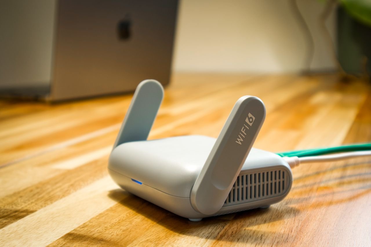 router-wi-fi-6-numa-secretaria-de-madeira Wi-Fi 6 ou Wi-Fi 7: vale a pena trocar de router?