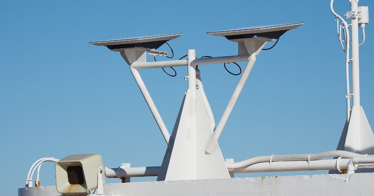 Duas antenas Starlink montadas num mastro, sob um céu azul