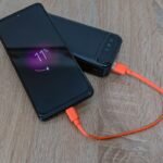 Telemóvel a carregar com uma bateria externa portátil