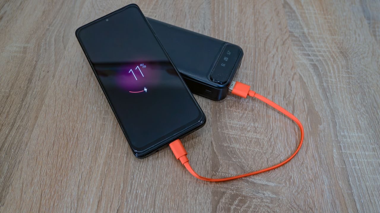 Telemóvel a carregar com uma bateria externa portátil
