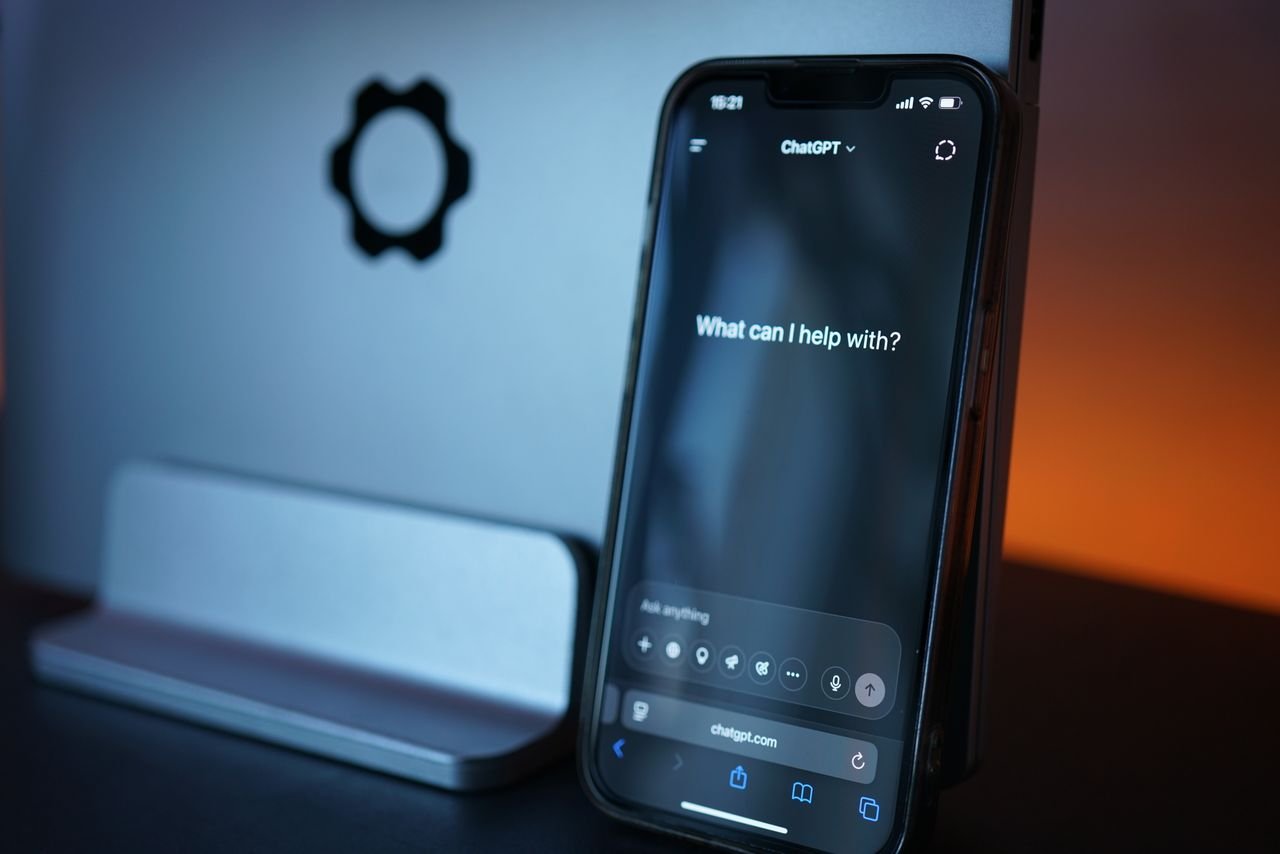 telemovel-com-conversa-de-ia Como escrever bons prompts: guia prático para qualquer IA (com modelos prontos)