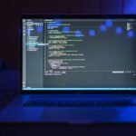 Código de programação no ecrã de um portátil