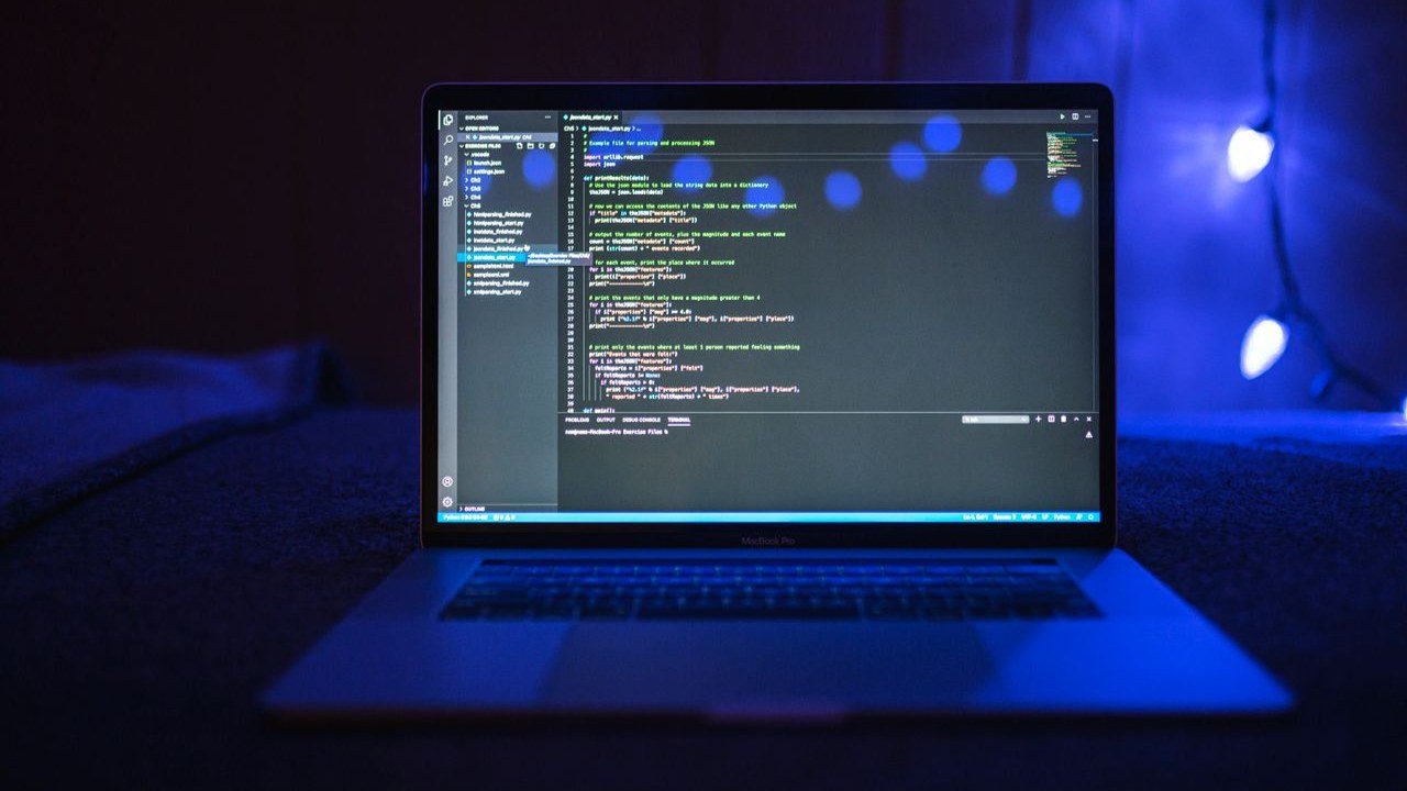 Código de programação no ecrã de um portátil